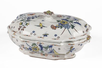 null ROUEN

Covered oval earthenware tureen with two handles with polychrome decoration...