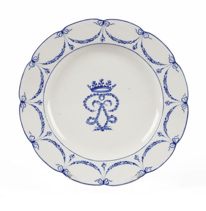 null CHANTILLY

Plate with contoured edge in soft porcelain decorated in blue monogram...