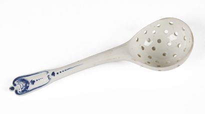 null CHANTILLY

Sugar spoon in soft porcelain with blue camaïeu decoration of shells,...