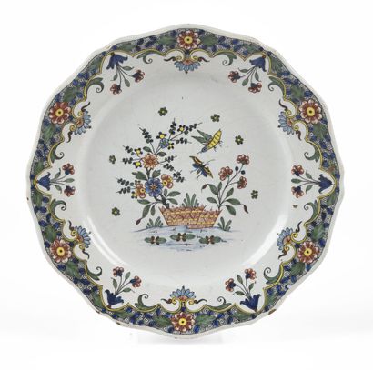 null ROUEN

Earthenware plate with contoured edge with polychrome decoration in the...