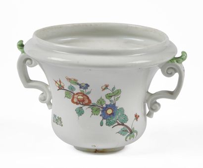 null CHANTILLY

A Medici shaped porcelain cache-pot with polychrome Kakiemon decoration...