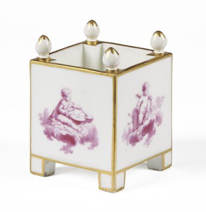 null VINCENNES - SÈVRES

Square flower box in soft porcelain with pink monochrome...