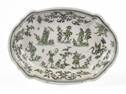 null MOUSTIERS

Oval dish with contoured edge in earthenware decorated in green monochrome...