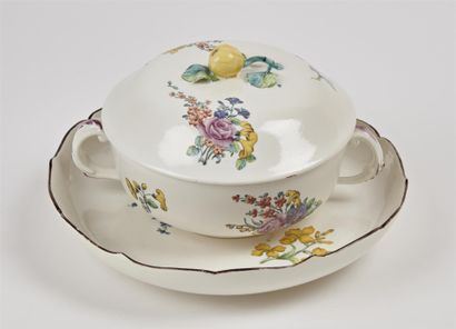 null CHANTILLY

Round covered ecuelle and its circular tray in soft porcelain with...