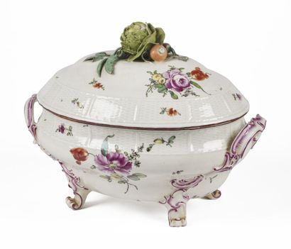 null LUDWIGSBURG

Porcelain oval covered tureen resting on four feet with basketry...