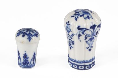 null SAINT-CLOUD

Two soft porcelain cane knobs, one ribbed with blue camaïeu decoration...