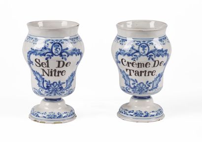 null LYON

Pair of earthenware pharmacy pots of baluster shape on pedestal with manganese...