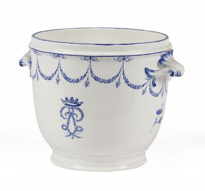 null CHANTILLY

Bottle bucket in soft porcelain provided with two lateral grips in...