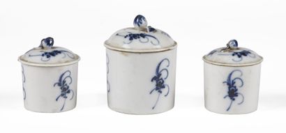 null PARIS

Three hard porcelain covered ointment jars with blue camaïeu decoration...