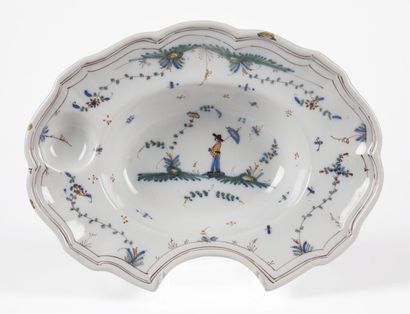 null ROANNE

Earthenware oval beard dish with polychrome decoration in the center...