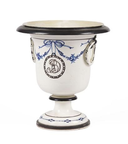 null CREIL

Medici vase on a pedestal in fine earthenware with two side holds in...