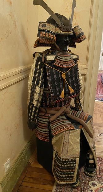 null ARMURE japonaise de Samouraï noire et ses ornements et tissu

XXe siècle 

Haut....