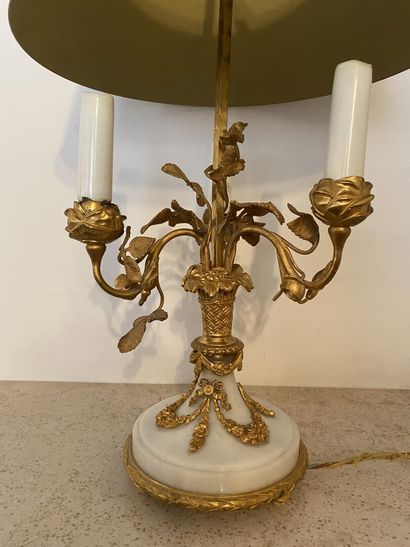 null LAMPE BOUILLOTTE à deux lumières en bronze dorée, reposant sur un pieds en marbre...