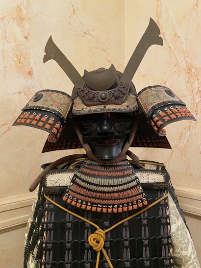 null ARMURE japonaise de Samouraï noire et ses ornements et tissu

XXe siècle 

Haut....