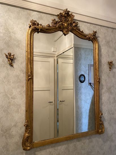 null * MIROIR en bois et stucs doré à décor de feuilles d'acanthes, fleurettes et...