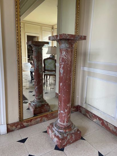 null PAIRE DE SELLETTES colonne en marbre rouge veiné blanc à colonne cylindrique,...