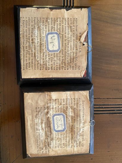 null Suite de deux miniatures représentant Napoléon, dans des cadres en bois noirci,...