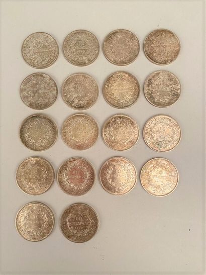 null * Ensemble de pièces en argent, comprenant : 

- 18 pièces de 10 francs de 1965,...