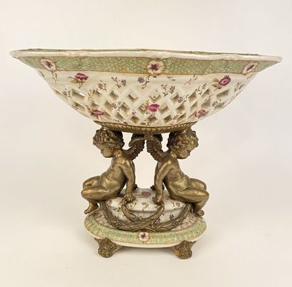 null COUPE en porcelaine sur une monture en bronze doré à décor d'angelots. 

Epoque...