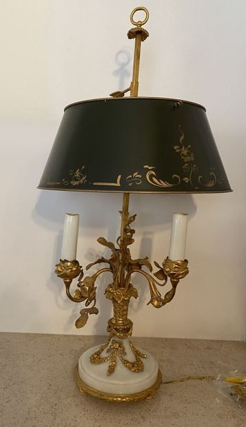 null LAMPE BOUILLOTTE à deux lumières en bronze dorée, reposant sur un pieds en marbre...