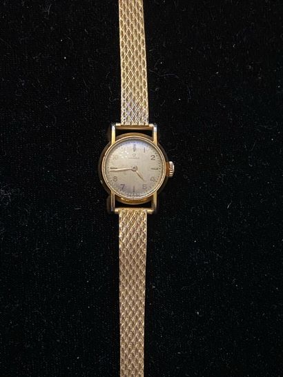 null OMEGA

Montre bracelet de dame en or jaune 750 millièmes, la montre de forme...