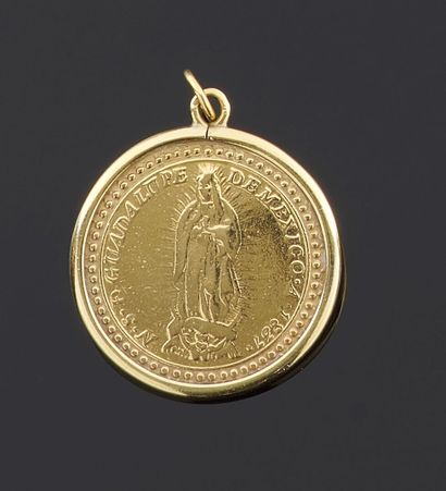 null Pendentif en or jaune 750 millièmes orné au centre d'une médaille de Notre Dame...