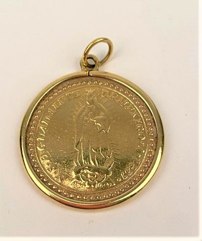 null Pendentif en or jaune 750 millièmes orné au centre d'une médaille de Notre Dame...