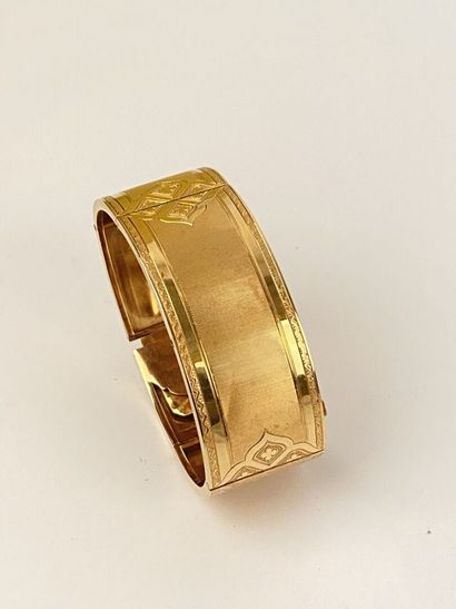 null Bracelet large articulé en or jaune 750 millièmes partiellement gravé, décoré...