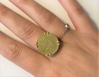 null Bague en or jaune 750 millièmes ornée au centre d'une pièce en or de 10 francs....