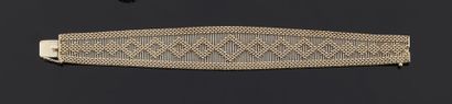 null Bracelet ruban en or gris 750 millièmes ajouré, le centre décoré de motifs losangiques...