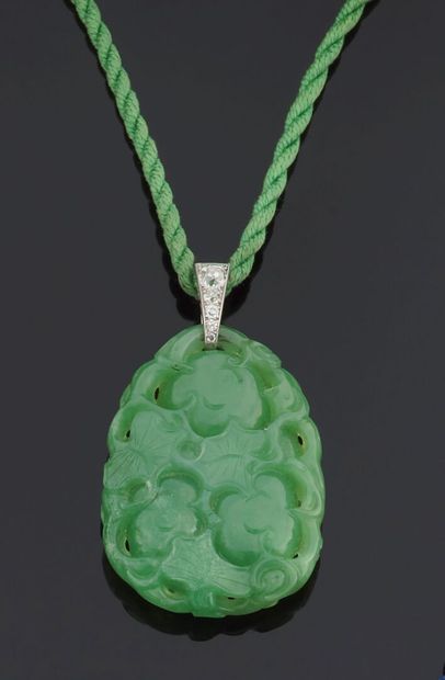 null Collier cordonnet en tissu torsadé retenant en pendentif un motif en jade gravé...