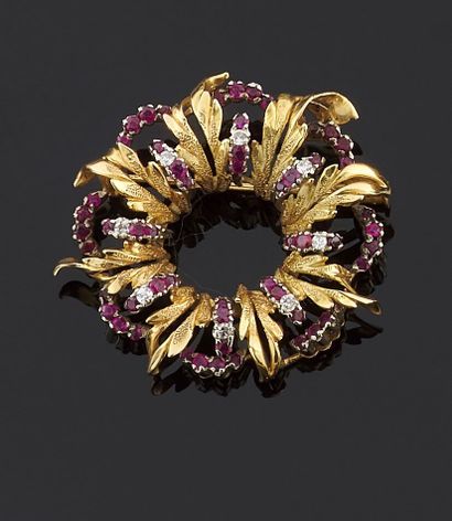 null Broche en or jaune 750 millièmes figurant une couronne feuillagée ornée de rubis,...