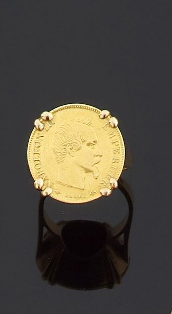 null Bague en or jaune 750 millièmes ornée au centre d'une pièce en or de 10 francs....