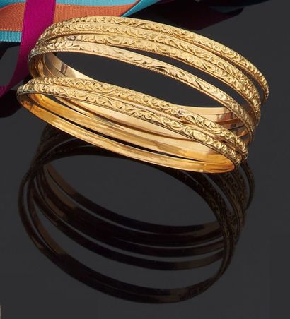 null Sept bracelets rigides en or jaune 750 millièmes chacun entièrement gravé.

Diamètre...