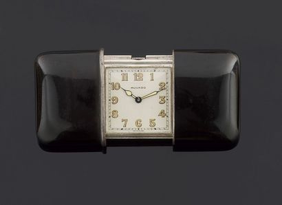 null MOVADO

Ermeto

Montre de sac en métal et laqué noir. Boîtier rectangulaire,...