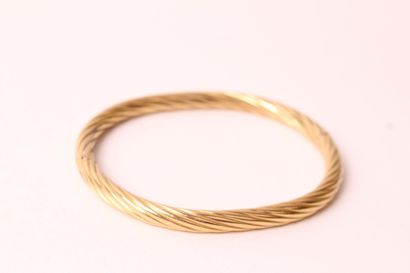 null CHAUMET

Bracelet rigide ouvrant en or jaune 750 millièmes à décor de torsades.

Poinçonné.

Diamètre...