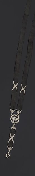 null Collier en tissu noir orné de deux motifs croix sertis de diamants taillés en...