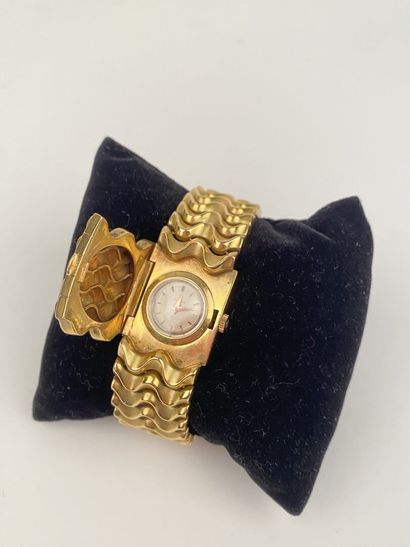 null OMEGA

Montre bracelet de dame en or jaune 750 millièmes, la montre de forme...