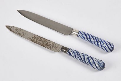 null Delft

Deux couteaux à manche en faïence à côtes torses et filets bleus.

Les...