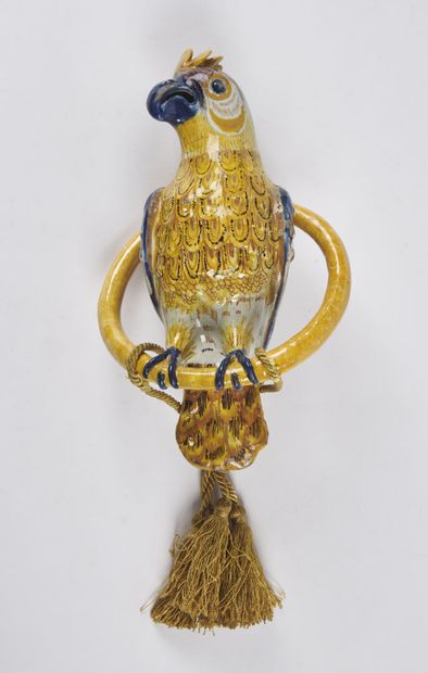 null Delft

Perroquet en faïence perché sur un anneau à fond jaune, à décor polychrome.

XVIIIe...