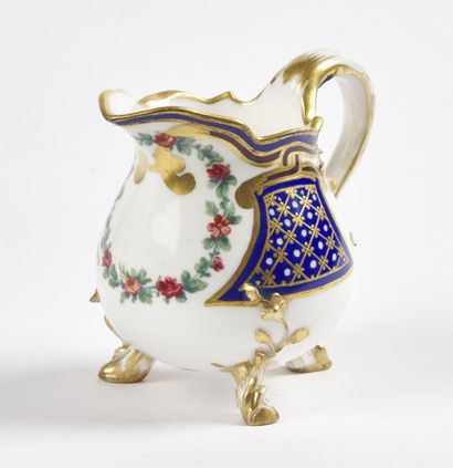 null Sèvres

Pot à lait à trois pieds en porcelaine tendre à décor polychrome de...