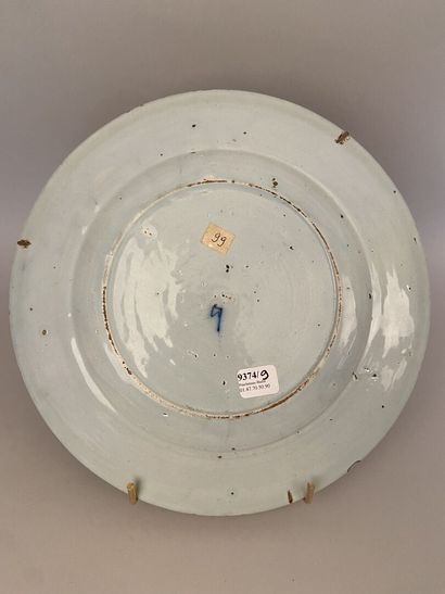 null Delft

Petit plat rond en faïence de la série des mois de l'année à décor en...