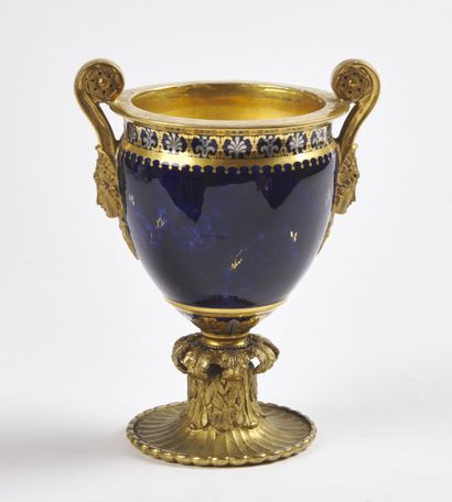 Sèvres

Petit vase en porcelaine et bronze...