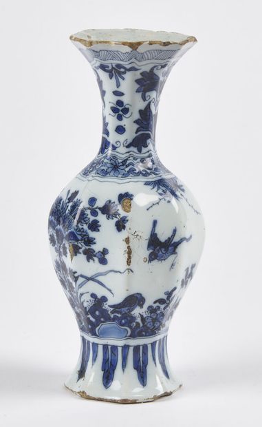 null Delft

Vase de forme balustre à pans coupés en faïence à décor en camaïeu bleu...