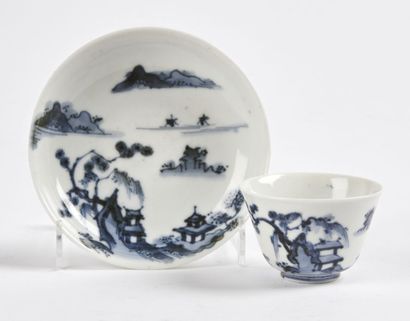 null Meissen

Bol et sa soucoupe en porcelaine à décor en bleu sous couverte de paysages...