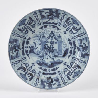 null Delft

Plat rond en faïence à décor en camaïeu bleu au centre de deux Chinois...