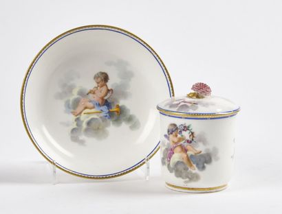 null Sèvres

Gobelet litron couvert et sa soucoupe en porcelaine tendre à décor polychrome...