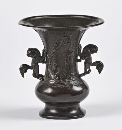null JAPON - Epoque MEIJI (1868 - 1912)

Vase à panse basse et col évasé en bronze...
