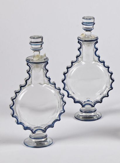null René LALIQUE (1860-1945) 

« Requête »

Deux flacons en verre blanc soufflé...