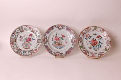 null Chine

Trois assiettes en porcelaine à décor polychrome des émaux de la famille...